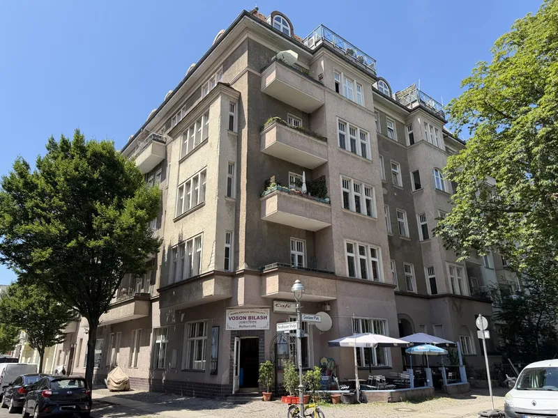 Erstbezug nach Sanierung – stilvolle Altbauwohnung mit Aufzug und Balkon gefragter Wohnlage — photo 1